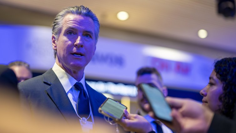 Съперникът на Тръмп, губернатор Гавин Нюсъм, за речта му в Давос: Скука 