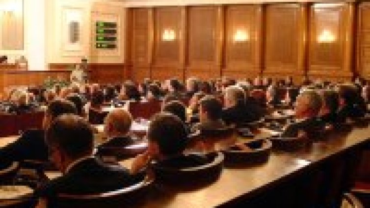 166 депутатски гласа зад правителството на Станишев