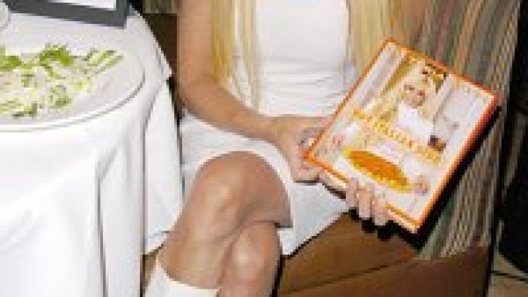 Свят в кадър: Стивън Сийгъл пее,мафиотска щерка издаде готварска книга