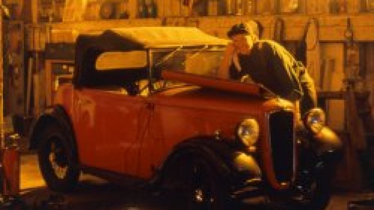 100-годишен механик поправя коли в Англия