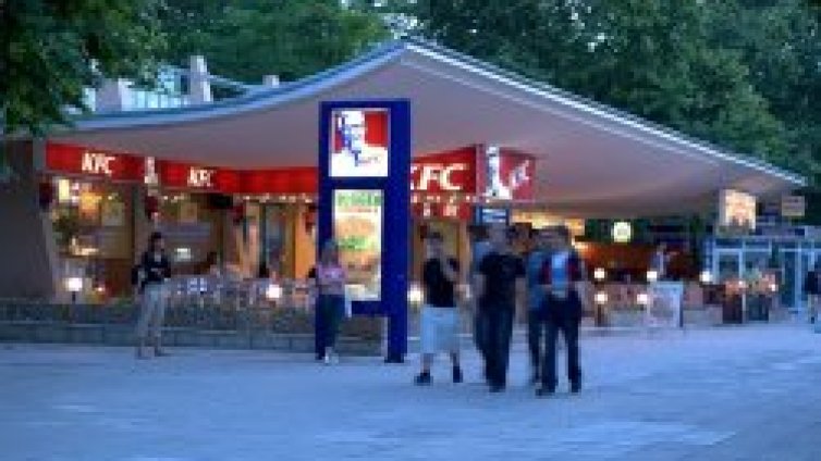 Затворени в клетки девойки крещят "KFC убива пиленца!" на "Гарибалди"