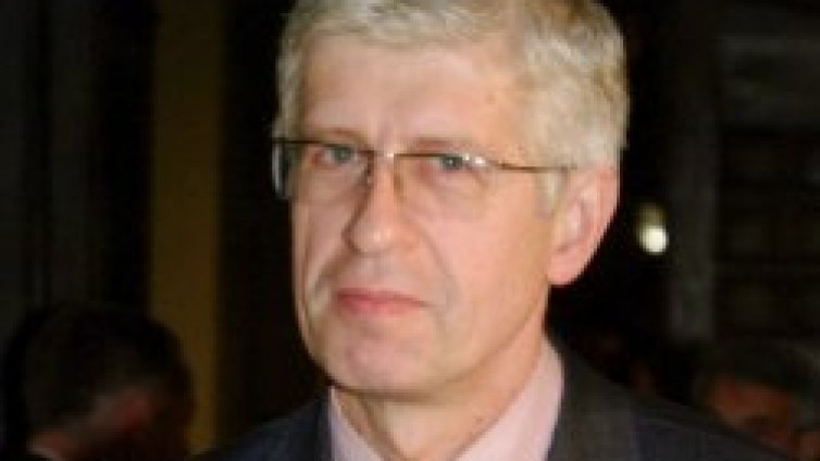 Кмет и министър впиха зъби един в друг