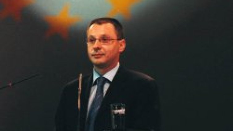 Станишев няма да удря по масата