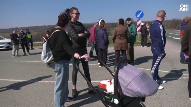 Протест блокира Е-79 заради разбит път ВИДЕО