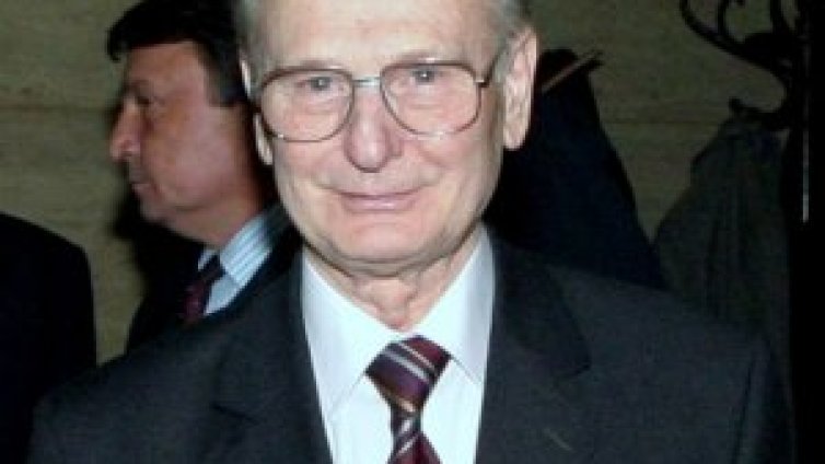 Неделчо Беронов гони сътрудници на ДС от президентската надпревара