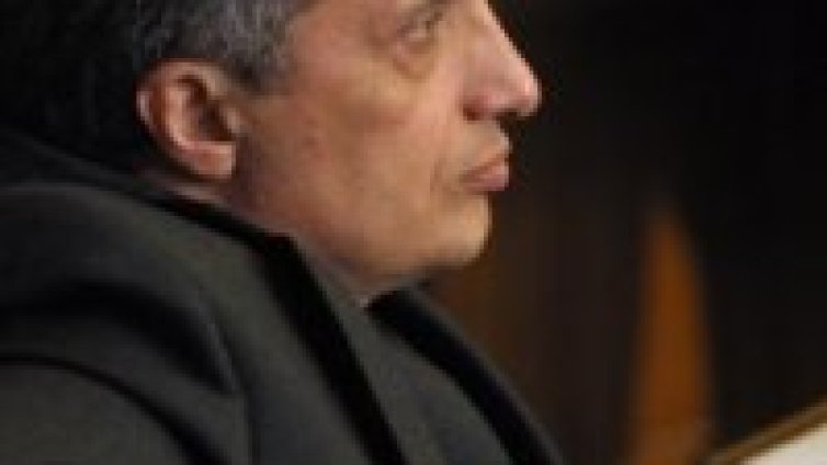 ДСБ за балотаж между "чистия и омазания с петролното петно на Саддам"