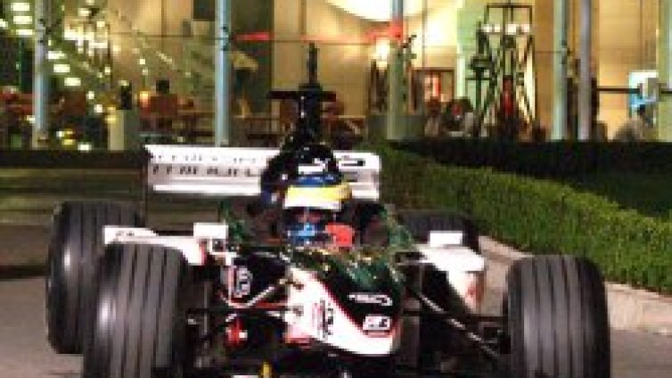 Искате на болид от Ф1? Само ако сте гаджето на Сергей Станишев