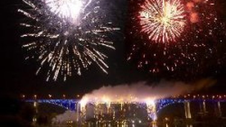 Светлинно музикално шоу и евровлак ще ни вкарат в ЕС