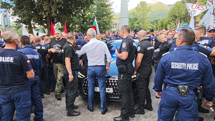 Задържаха протестиращ пред ВМЗ-Сопот