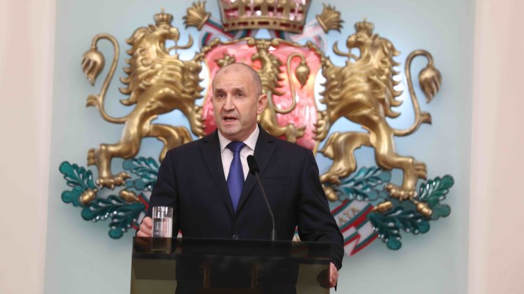 За или против оставката на Румен Радев? 64% я одобряват