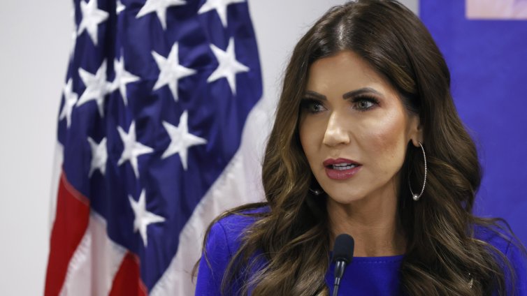 САЩ боядисват оградата по границата с Мексико в черно, за да спират преминаването