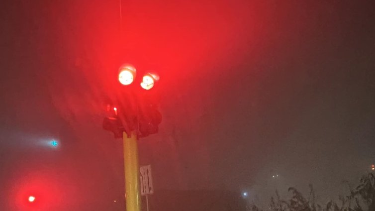 В мъглата: Автобус върху циментови заграждения,  кола пак "паркира" на релсите