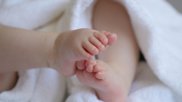 Роди се първото бебе, заченато с помощта на AI робот