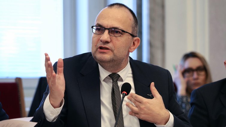 Дистанционна работа, пестене... ДБ с 11 мерки за пазара на горива