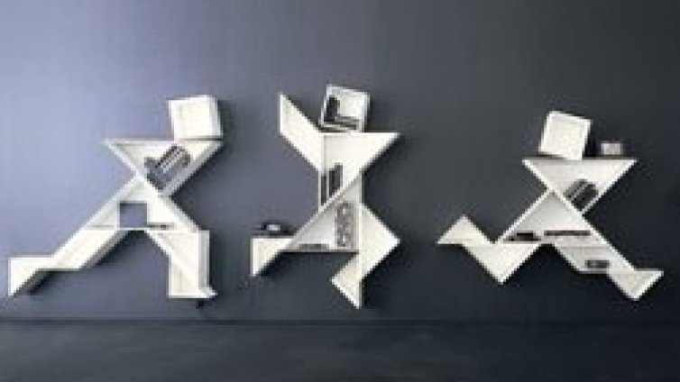 Летящи легла и шкафове-човечета