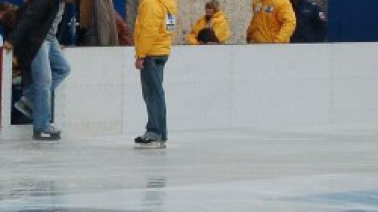 Коледно селище ни забавлява в центъра на София