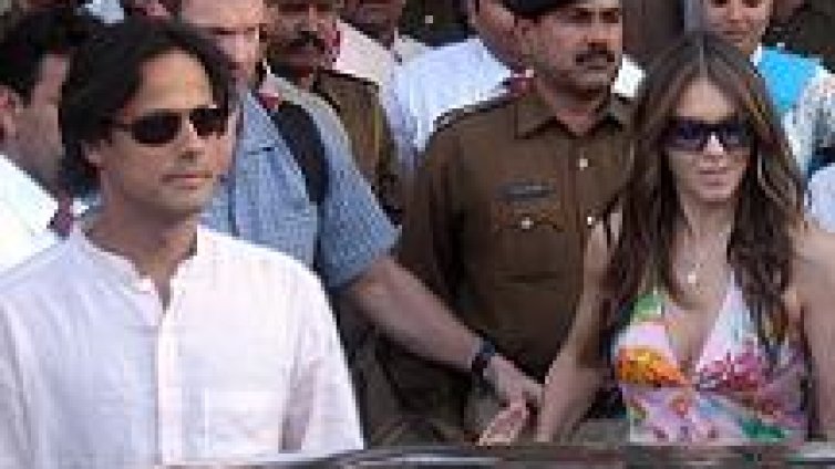 С битка между полиция и папараци приключи сватбата на Лиз Хърли