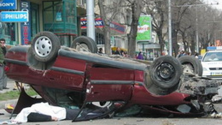 Слагат размазана кола на столично кръстовище