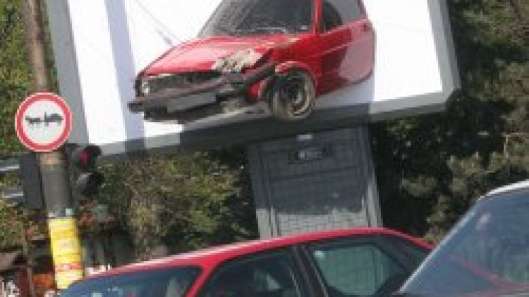 Билборд плаши столичани със смачкана в катастрофа кола