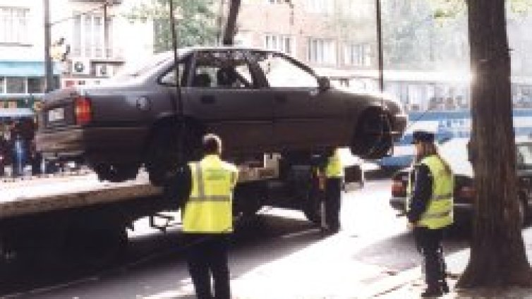 Вдигат колите в центъра, мият улици