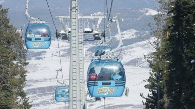 В планините е слънчево и тихо, време за зимни спортове