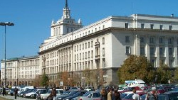 Цирк: Мъж се разчекна на прозорец на парламента