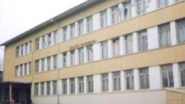 Борисов ще сади изкуствена трева в училищата