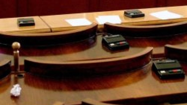 Парламентът със собствени джобни