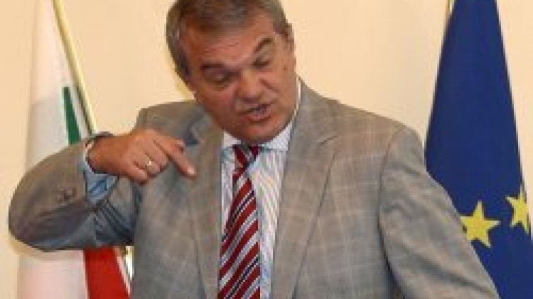 Петков нямало вече да се зъби, спирал да се заяжда със западни медии