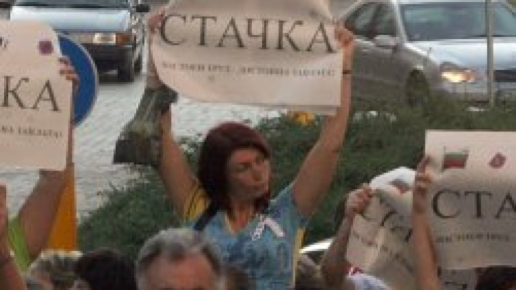 Учители кръжат с коли из София, искат си по-високите заплати
