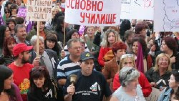 На протеста: "Вълчев иди си", учители припадат