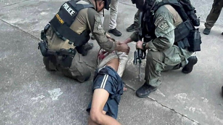 Младеж открадна оръжие от полицай и застреля учителка в Тайланд