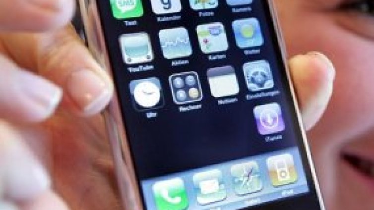 Разкодират iPhone за работа с други мрежи, Apple губи милиони