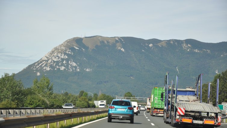 Петима украинци загинаха в Словения, забиха буса си с в руски камион