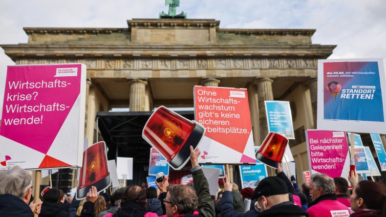 Загубата на работни места в германското производство задълбочава опасенията за индустриалния спад