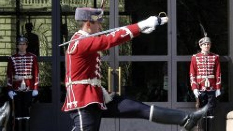 Първанов се отваря...към младите