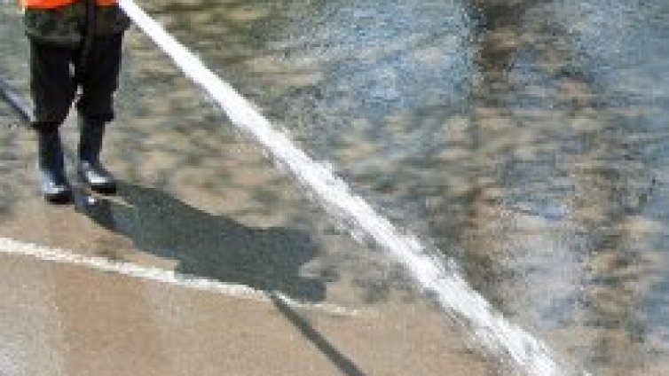 Спряха къпането на улиците, обледявали се