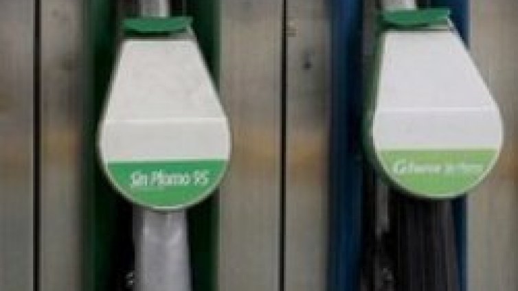 Цената на петрола остава стабилна при 136 долара за барел