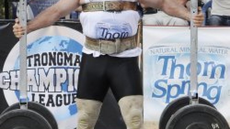 Яки мъжаги "напукаха" плочките пред Народния театър