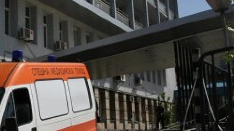 Мъж заля себе си и жена си с бензин, драсна клечката