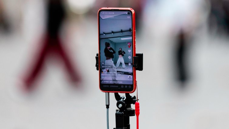 Използване на смартфон преди пубертета води до затлъстяване и депресия