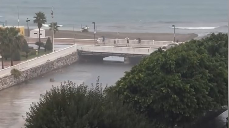  Каталуния под вода: Двама загинаха, издирват изчезнал човек