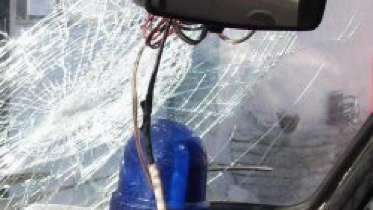 Пиян бургазлия потроши полицейска кола с... глава