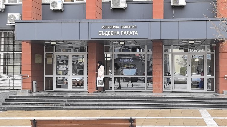 Обвиниха младежът, стрелял по автобуса в Перник