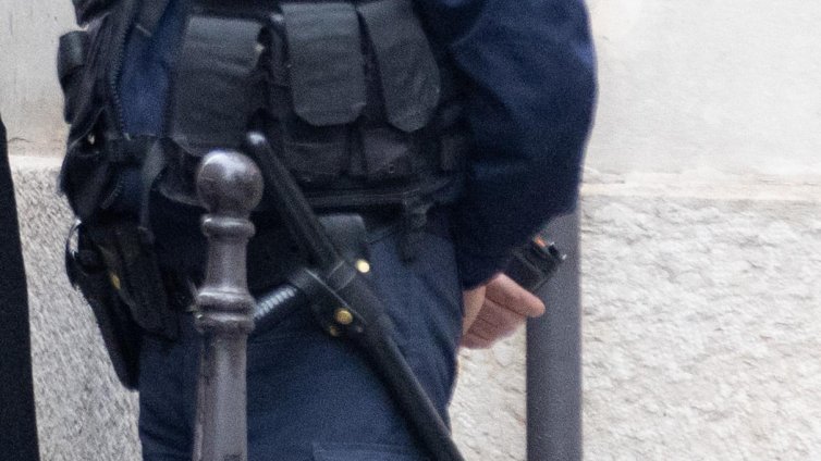 Треньор по футбол снимал 12-годишни момчета в съблекалнята