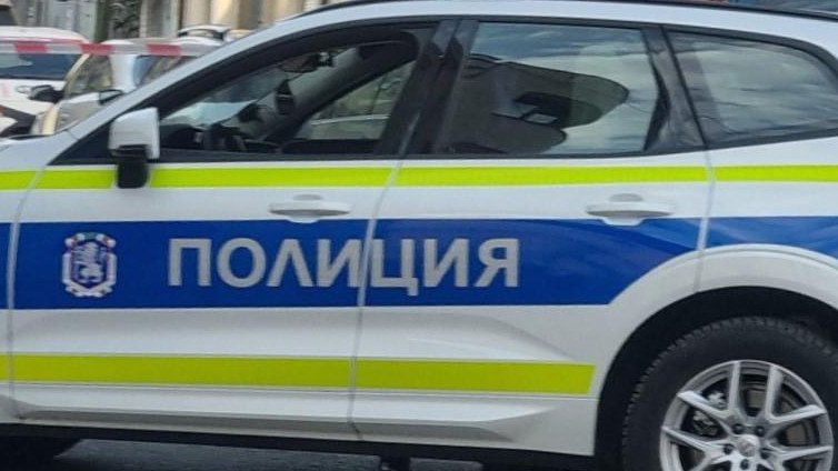 Кола се блъсна в автобус с туристи, Подбалканският път е блокиран