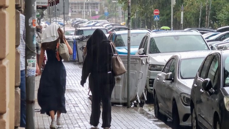 Времето днес: облачно и дъждовно