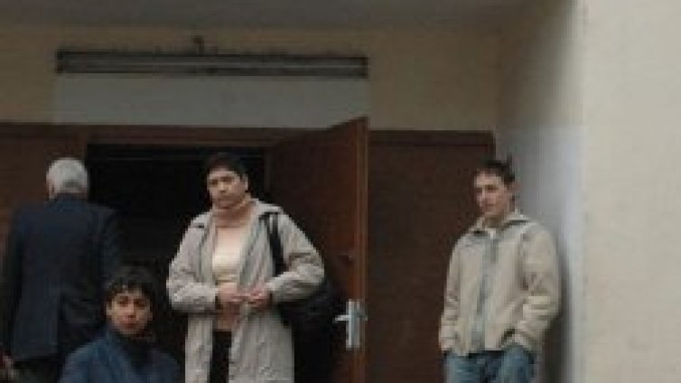 Сираче от "Коджакафалията" спи на стълбите на офис