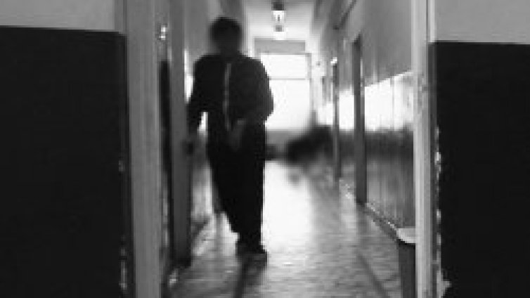 Тийнейджър малтретира три деца &ndash; души, дави ги във вана