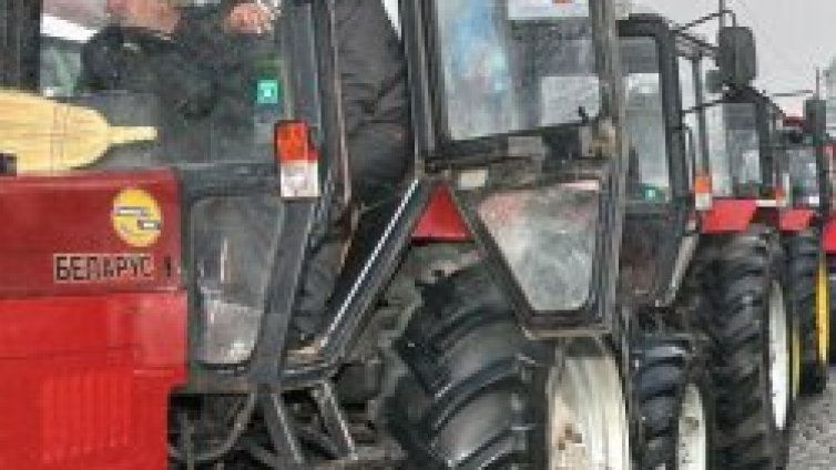 Станишев и Миков спънали тракторите пред София